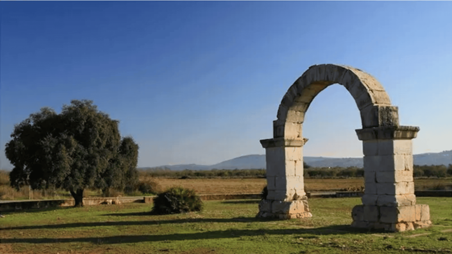 Curiosidades sobre Castellón: arco solitario en mitad de un campo verde
