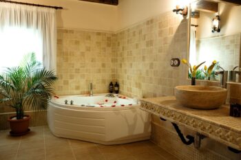 Baño con jacuzzi planta 1